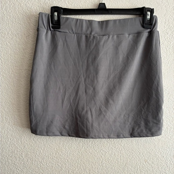 🆕Sheinbae Grey Mini Skort with Side Slit M🆕 - Picture 4 of 13